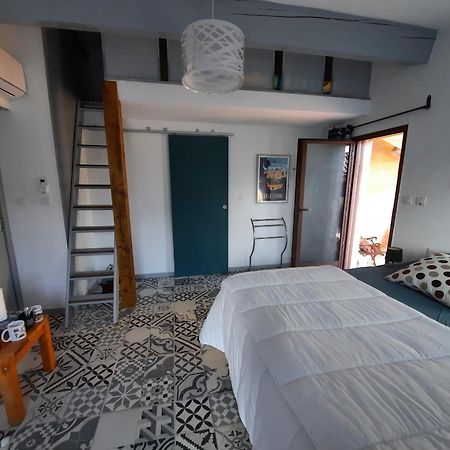 Le Lodge Des Chenes Brousses-et-Villaret Buitenkant foto