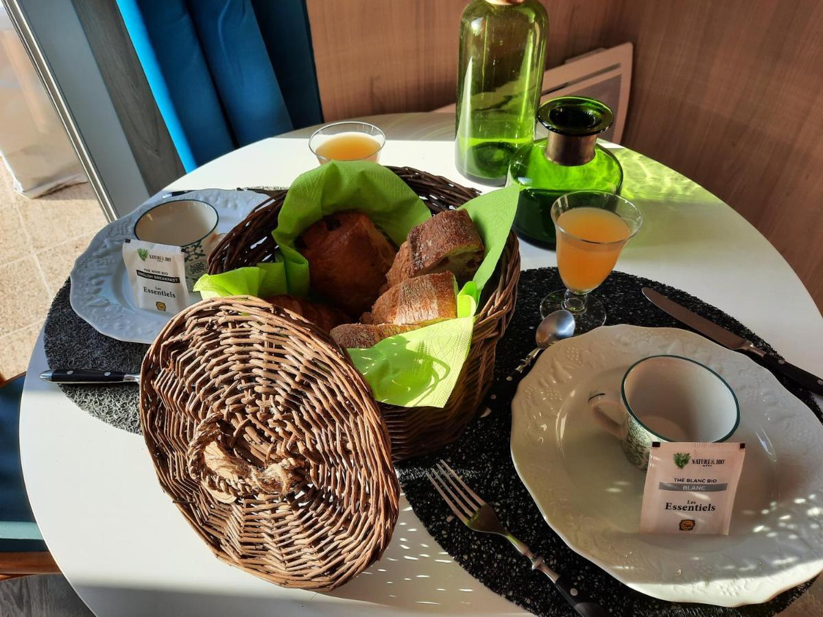 Le Lodge Des Chenes Brousses-et-Villaret Buitenkant foto