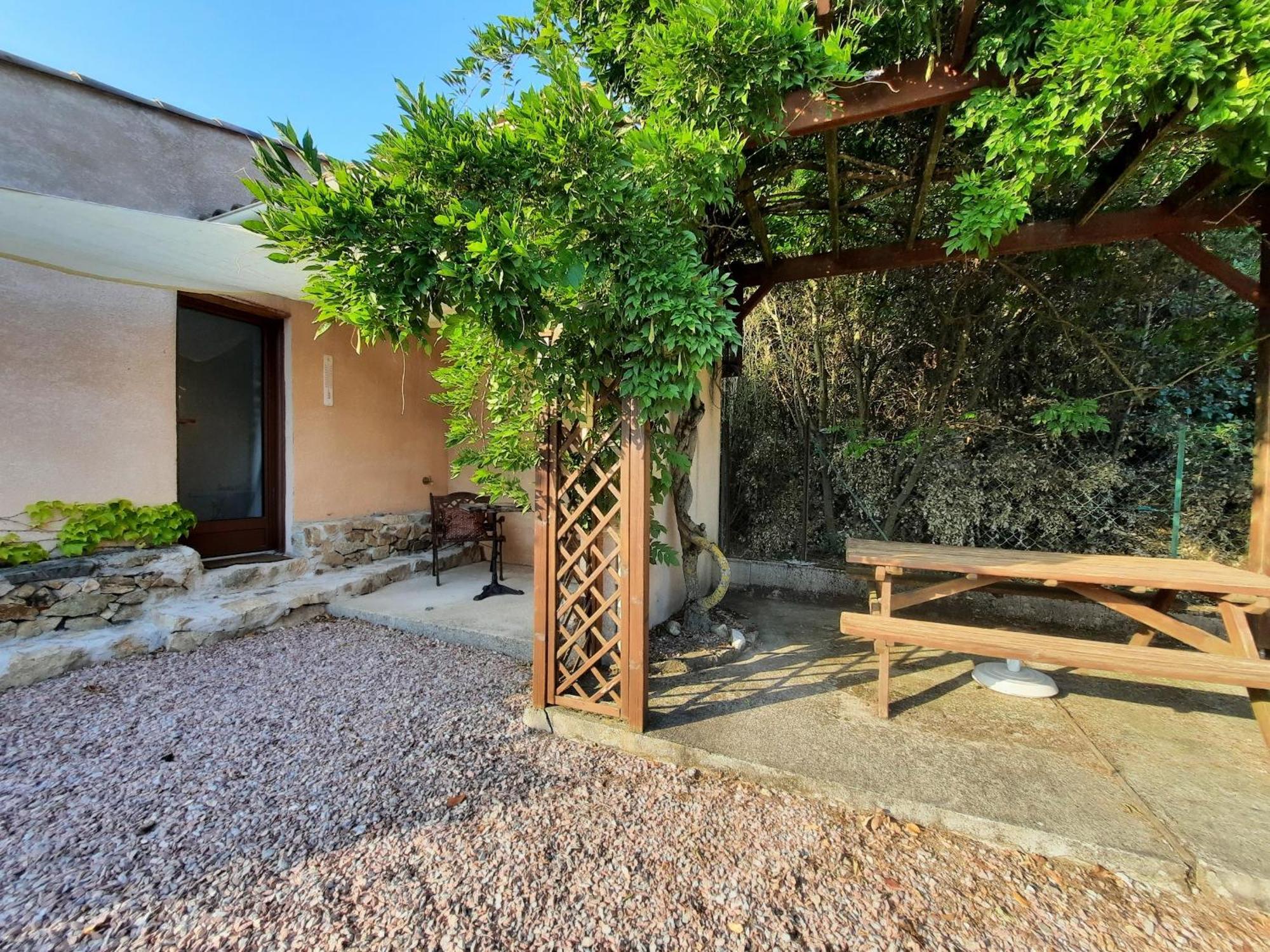 Le Lodge Des Chenes Brousses-et-Villaret Buitenkant foto
