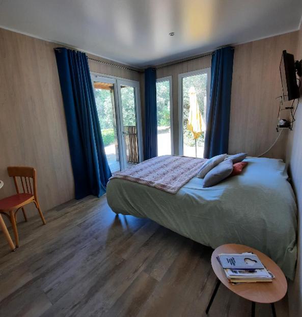 Le Lodge Des Chenes Brousses-et-Villaret Buitenkant foto